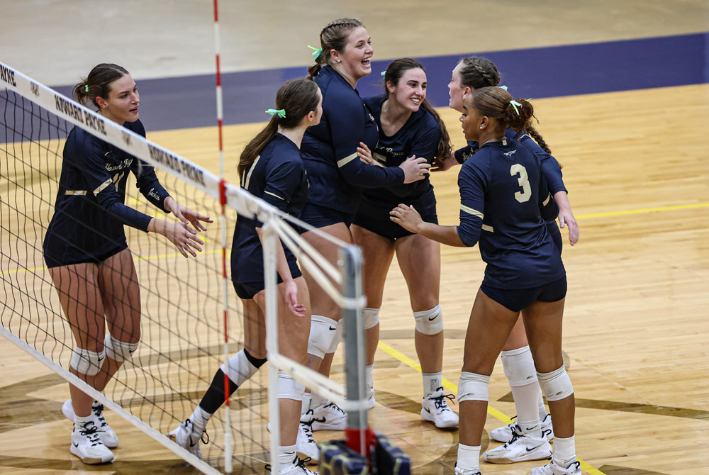 HPU Volleyball Team Huddle